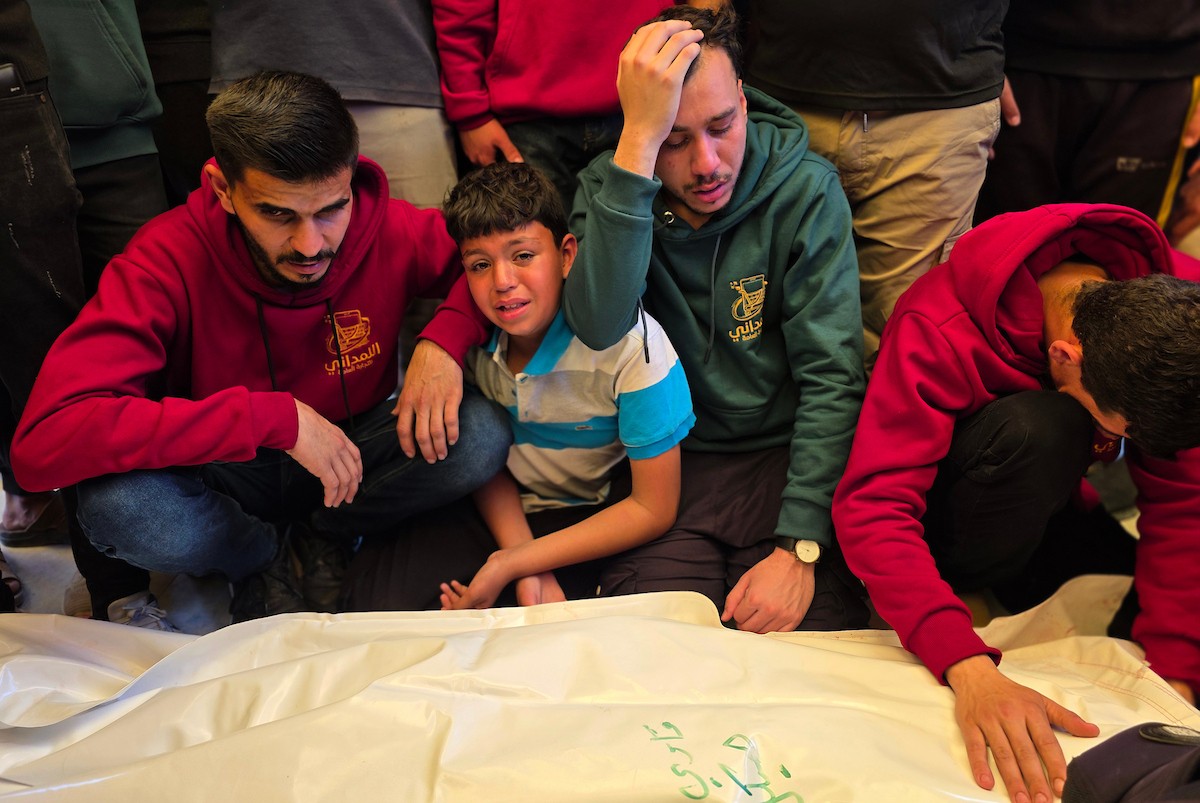 ودّع فلسطينيون في مدينة خان يونس، جنوب قطاع غزة، جثماني الشهيدين المقدم وسام فايز عبد الهادي، مدير مباحث شرطة خان يونس، والرقيب فادي عبد المعطي هيكل، اللذين ارتقيا في غارة إسرائيلية استهدفت مركبة شرطة في المدينة.(صورة: طارق محمد)