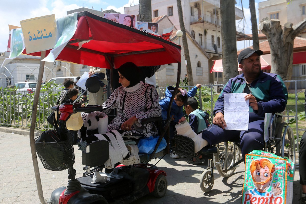 شارك جرحى الحرب الفلسطينيون في احتجاج تحت شعار (حقي في العلاج) للمطالبة بحقهم في مواصلة العلاج الطبي في الخارج وتسريع إجراءات السفر، وسط مدينة غزة، 5 مايو/أيار 2026 (صورة: بلال أسامة)
