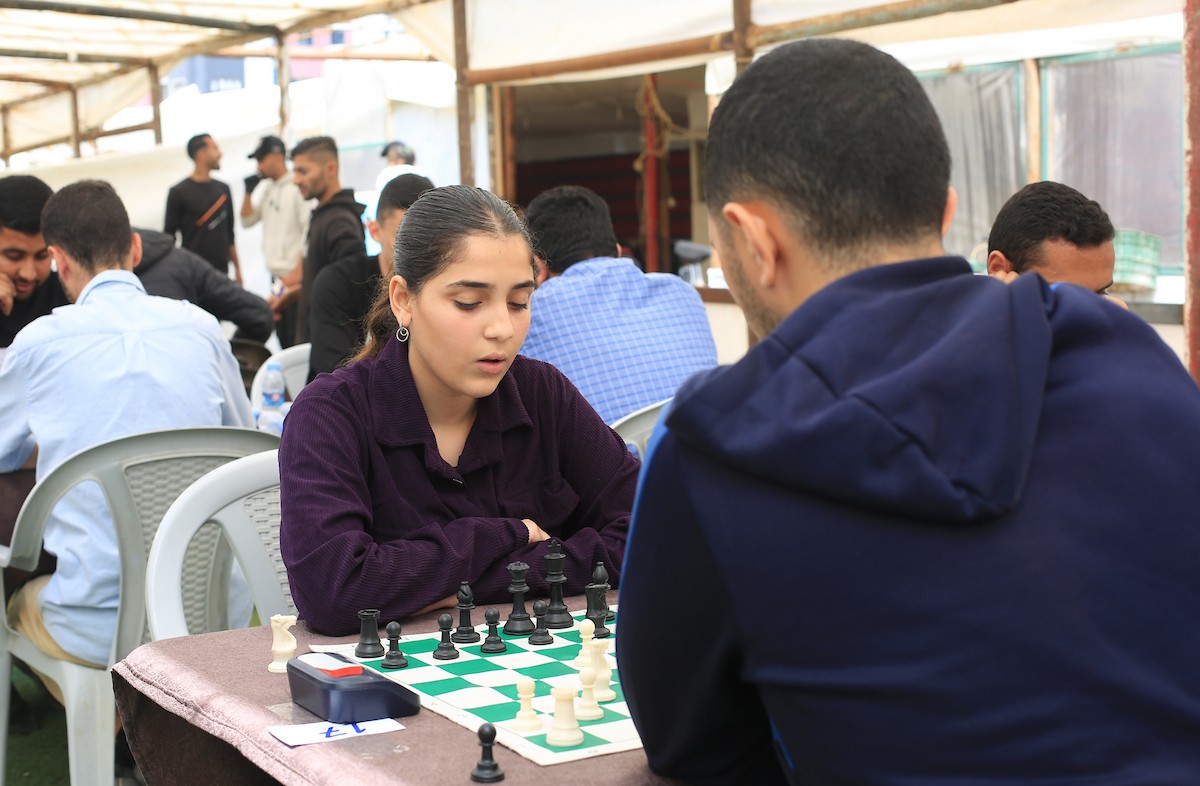 شارك لاعبون فلسطينيون في بطولة للشطرنج بمدينة غزة، في 9 أيار/ مايو 2026، في أول نشاط شطرنجي يُستأنف في القطاع بعد توقفه بسبب الحرب الإسرائيلية على غزة.تصوير: بلال أسامة
