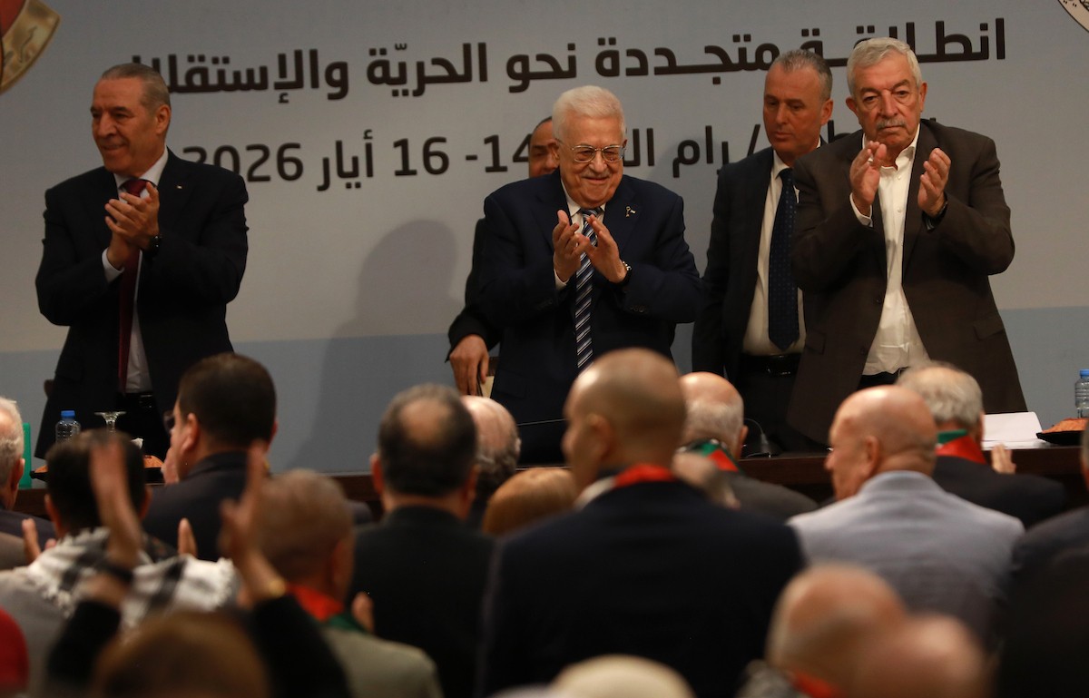 حضر الرئيس الفلسطيني محمود عباس المؤتمر العام الثامن لحركة فتح في رام الله، في 14 مايو/أيار 2026. وقد تمت الموافقة على مشاركة أكثر من 2500 عضو، كما أُعلن عن آلية اتصال مباشر لضمان مشاركة واسعة من الضفة الغربية وقطاع غزة ولبنان ومصر. (صورة: أيمن أمين)