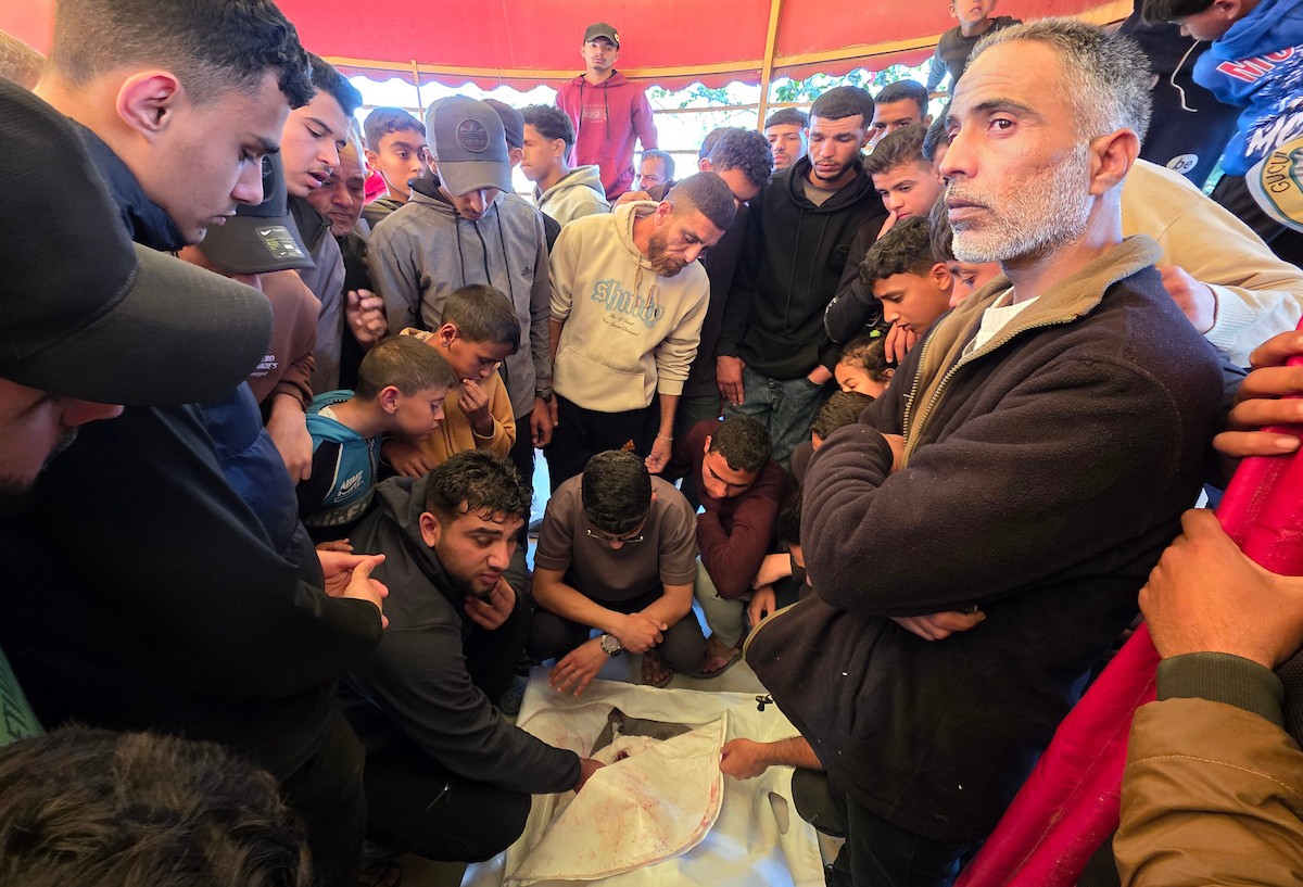 فلسطينيون يشاركون في جنازة العقيد في الشرطة نسيم الكلازاني، الذي استشهد في غارة إسرائيلية استهدفت سيارته في خان يونس، جنوب قطاع غزة، في 6 مايو/أيار 2026.تصوير: طارق محمد