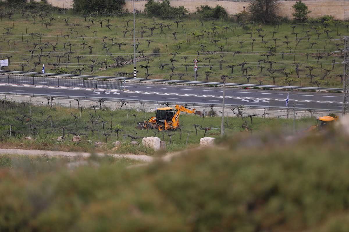 مزارع فلسطيني يتفقد أرضه بعد بدء القوات الإسرائيلية بالاستيلاء على أراضٍ زراعية واقتلاع آلاف كروم العنب في منطقة البقعة، جنوب الخليل، في الضفة الغربية المحتلة، في 6 مايو/أيار 2026.تصوير: مأمون وزواز