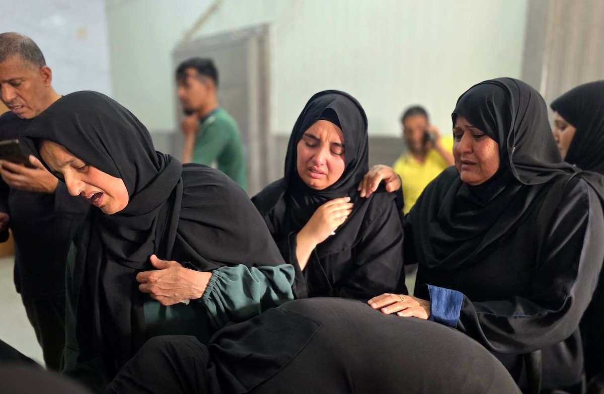 فلسطينيون ينقلون جثمان شاب وعدداً من الجرحى إلى مجمع ناصر الطبي، عقب غارة إسرائيلية استهدفت مجموعة من المدنيين في خان يونس جنوب قطاع غزة، في 18 مايو/أيار 2026. الصورة: طارق محمد