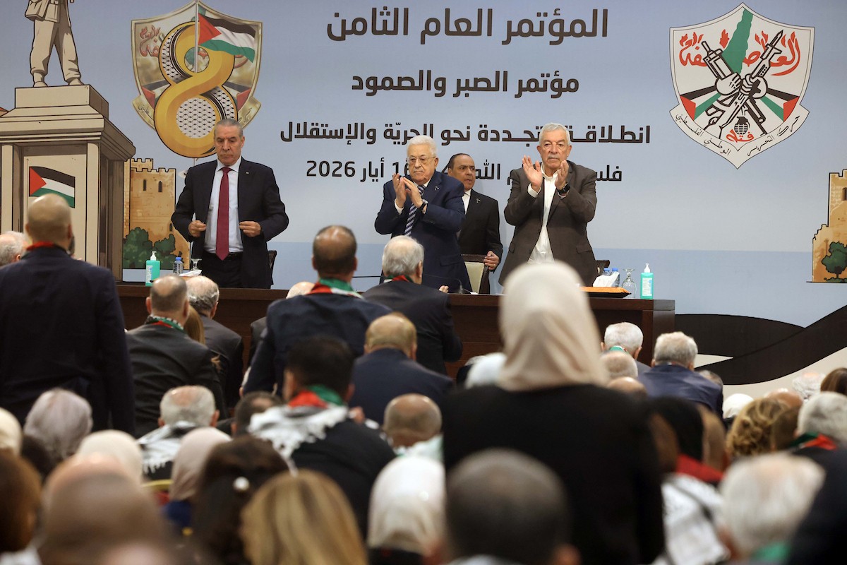 الرئيس الفلسطيني محمود عباس يحضر المؤتمر العام الثامن لحركة التحرير الوطني الفلسطيني “فتح” في رام الله بالضفة الغربية، في 14 أيار/مايو 2026، بمشاركة أكثر من 2500 عضو وآلية اتصال مباشر مع الضفة وغزة ولبنان ومصر. تصوير: ثائر غنايم.