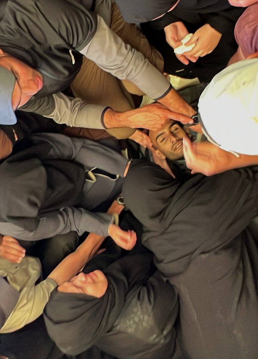 جثمان الشهيد أحمد عبد السلام أبو شاب، الذي ارتقى في غارة جوية إسرائيلية قرب دوار بني سهيلا في خان يونس جنوب قطاع غزة، خلال مراسم التشييع يوم 19 مايو/أيار 2026. تصوير: طارق محمد