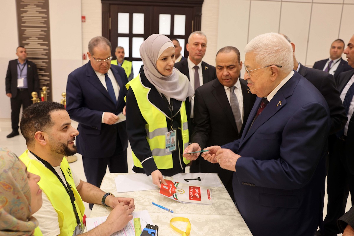 الرئيس الفلسطيني محمود عباس يدلي بصوته خلال انتخابات اللجنة المركزية والمجلس الثوري في المؤتمر الثامن لحركة فتح، في رام الله بالضفة الغربية المحتلة، يوم السبت 16 مايو/أيار 2026. تصوير: ثائر غنايم