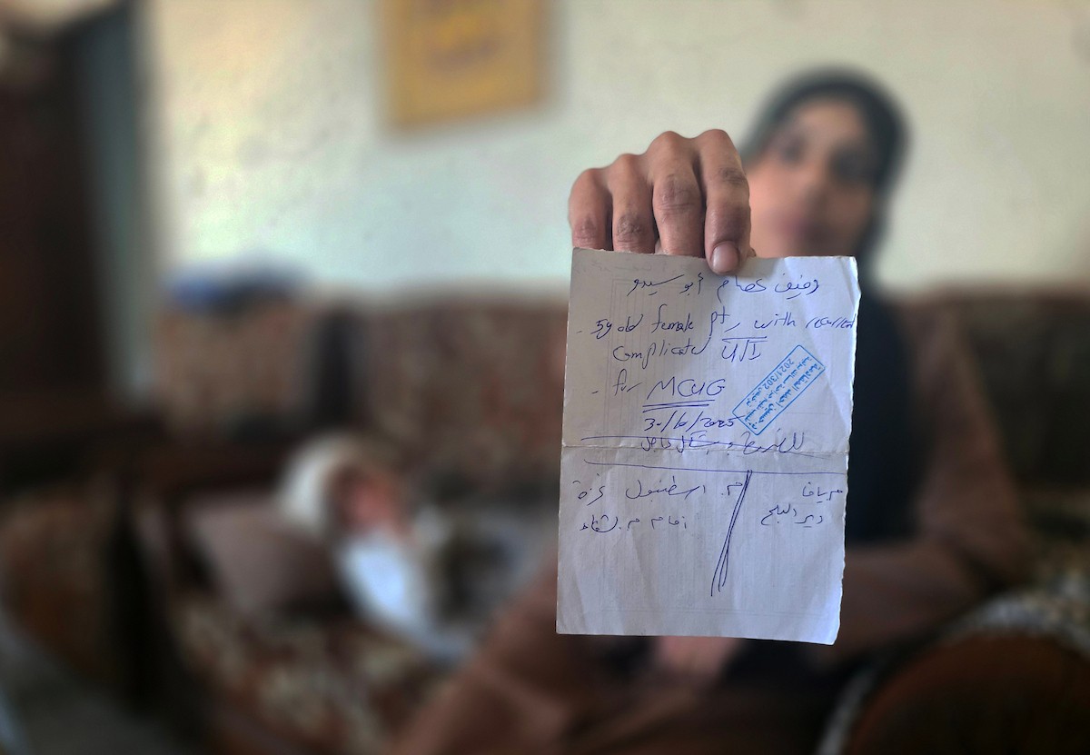 الطفلة الفلسطينية رفيف أبو سيدو (5 سنوات) تعاني التهابات حادة في المثانة واختلال في وظائف الكلى، بينما تنتظر الحصول على تشخيص طبي دقيق داخل أحد مستشفيات جنوب قطاع غزة، في ظل تدهور المنظومة الصحية ونقص الأجهزة والمستلزمات الطبية.تصوير صورة: طارق محمد