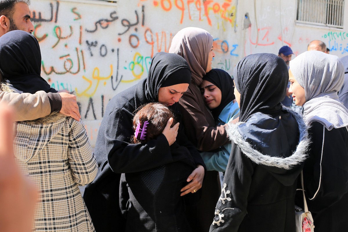 ودّع فلسطينيون جثامين ثلاثة فلسطينيين في مستشفى الشفاء بمدينة غزة، في 7 مايو/أيار 2026. وكانوا قد استشهدوا في الليلة السابقة في غارة إسرائيلية استهدفت مجموعة من المدنيين قرب خيامهم في حي الزيتون، شرق غزة. (صورة: بلال أسامة)