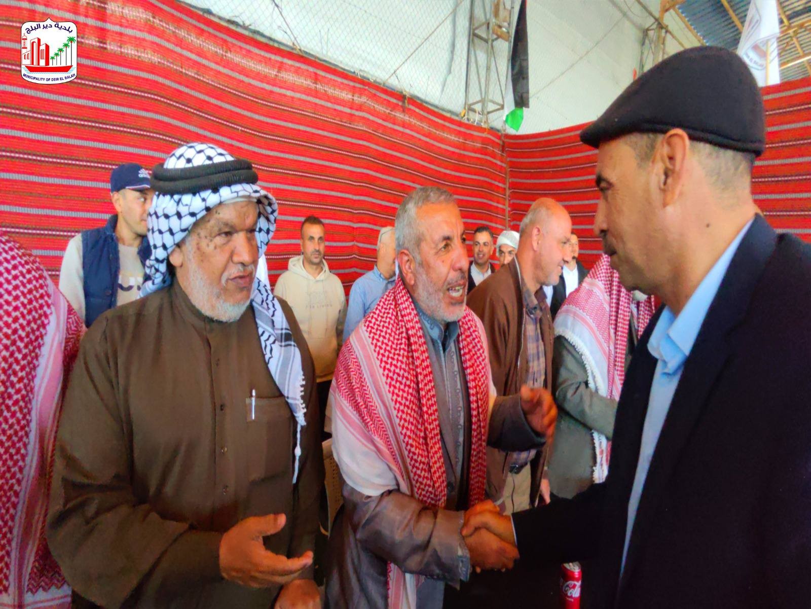 على هامش مراسم تسليم المجلس البلدي المنتخب لإدارة البلدية رئيس البلدية خليل أبو سمرة يتلقى التهاني من المشاركين.jpg
