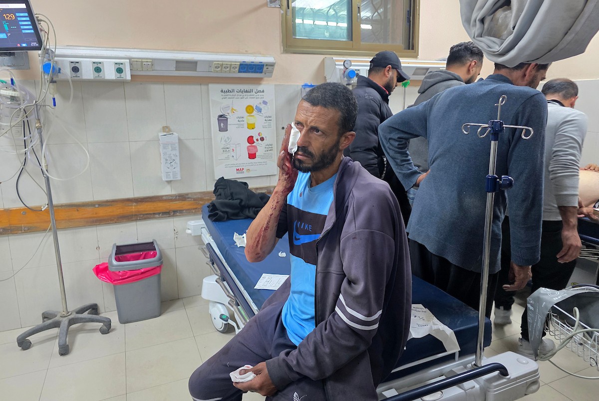 مسعفون ومتطوعون مدنيون ينقلون جثمان فلسطيني وعددًا من الجرحى إلى مجمع ناصر الطبي في خان يونس، عقب غارة إسرائيلية استهدفت سيارة شرطة، في 6 مايو/أيار 2026. تصوير: طارق محمد