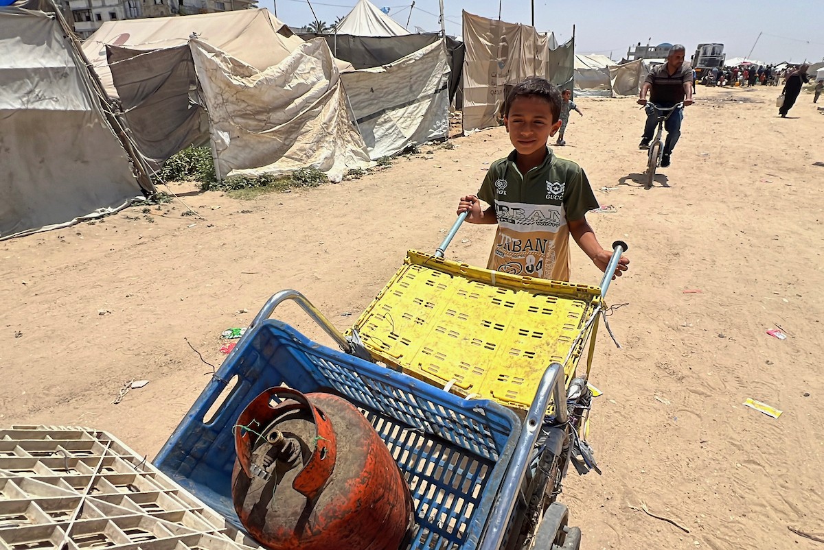 الطفل الفلسطيني مالك أبو نصر، 10 سنوات، يعمل بعربة نقل في دير البلح وسط قطاع غزة لإعالة والدته المريضة وإخوته الصغار، بعدما فقد والده في غارة إسرائيلية خلال الحرب، في 20 أيار/ مايو 2026. تصوير: يوسف أبو وطفة.