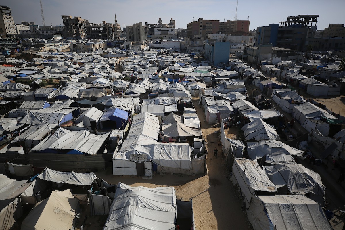 تُظهر صور عامة خيامًا مكتظة تؤوي فلسطينيين نازحين غرب مدينة غزة،  10 أيار/ مايو 2026، حيث يعيش آلاف السكان في ظروف إنسانية قاسية وسط نقص حاد في الخدمات الأساسية ومقومات الحياة اليومية.(صورة: عمر أشتوي)