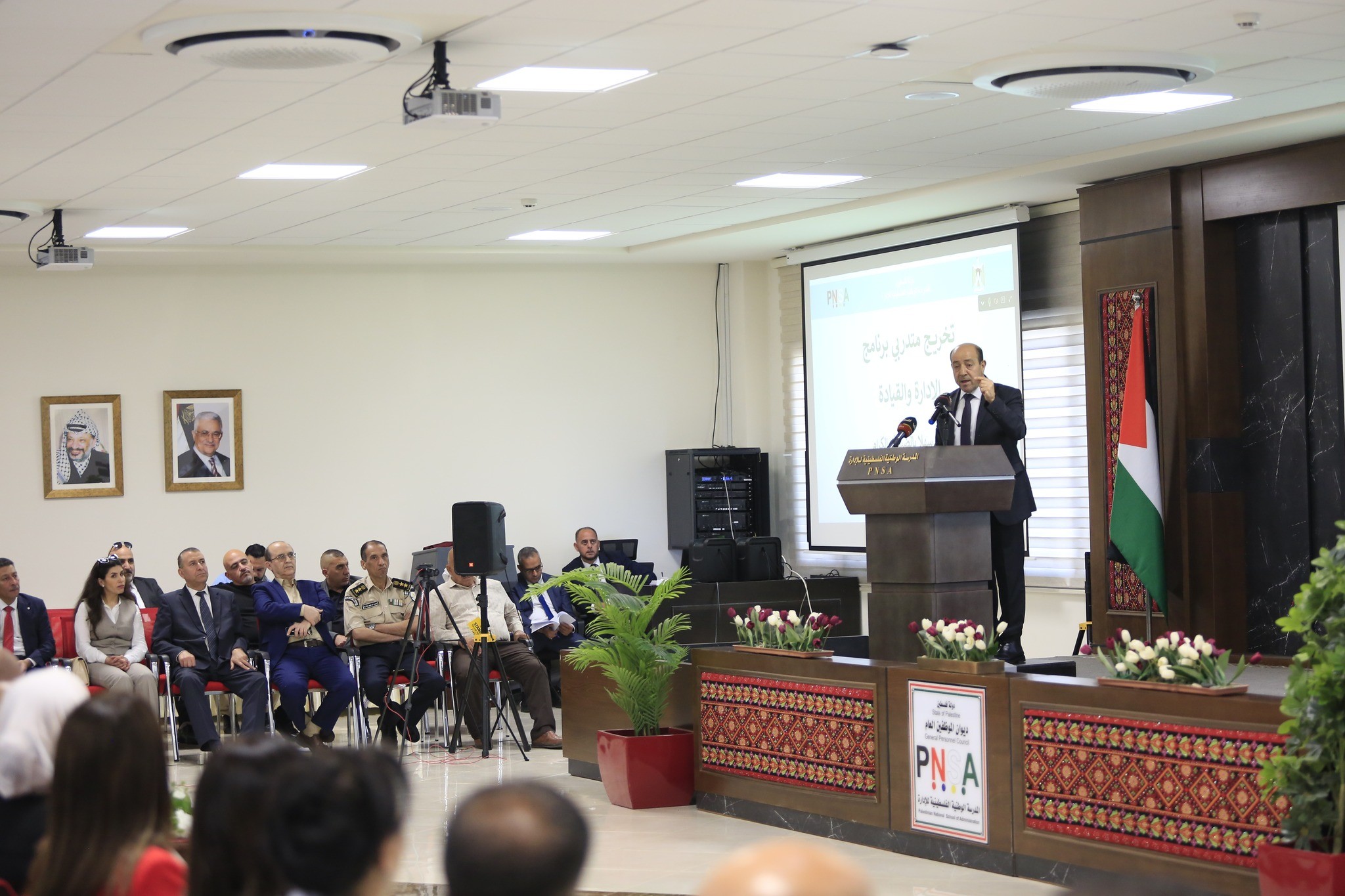 المدرسة الوطنية الفلسطينية للإدارة تُخرّج المشاركين في برنامج الإدارة والقيادة.jpg