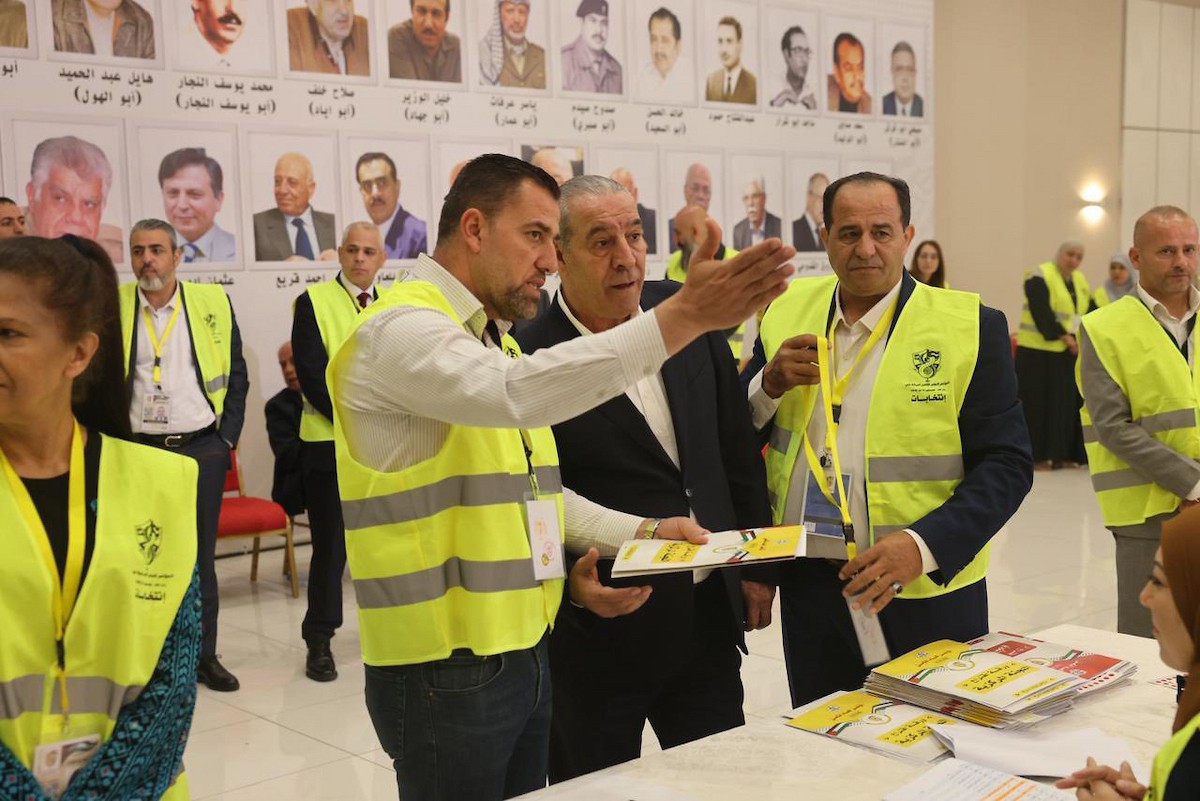 حسين الشيخ، نائب الرئيس الفلسطيني، يشارك في التصويت خلال انتخابات اللجنة المركزية والمجلس الثوري لحركة فتح في رام الله، ضمن أعمال المؤتمر الثامن للحركة، 16 مايو/أيار 2026. صورة من مكتب حسين الشيخ