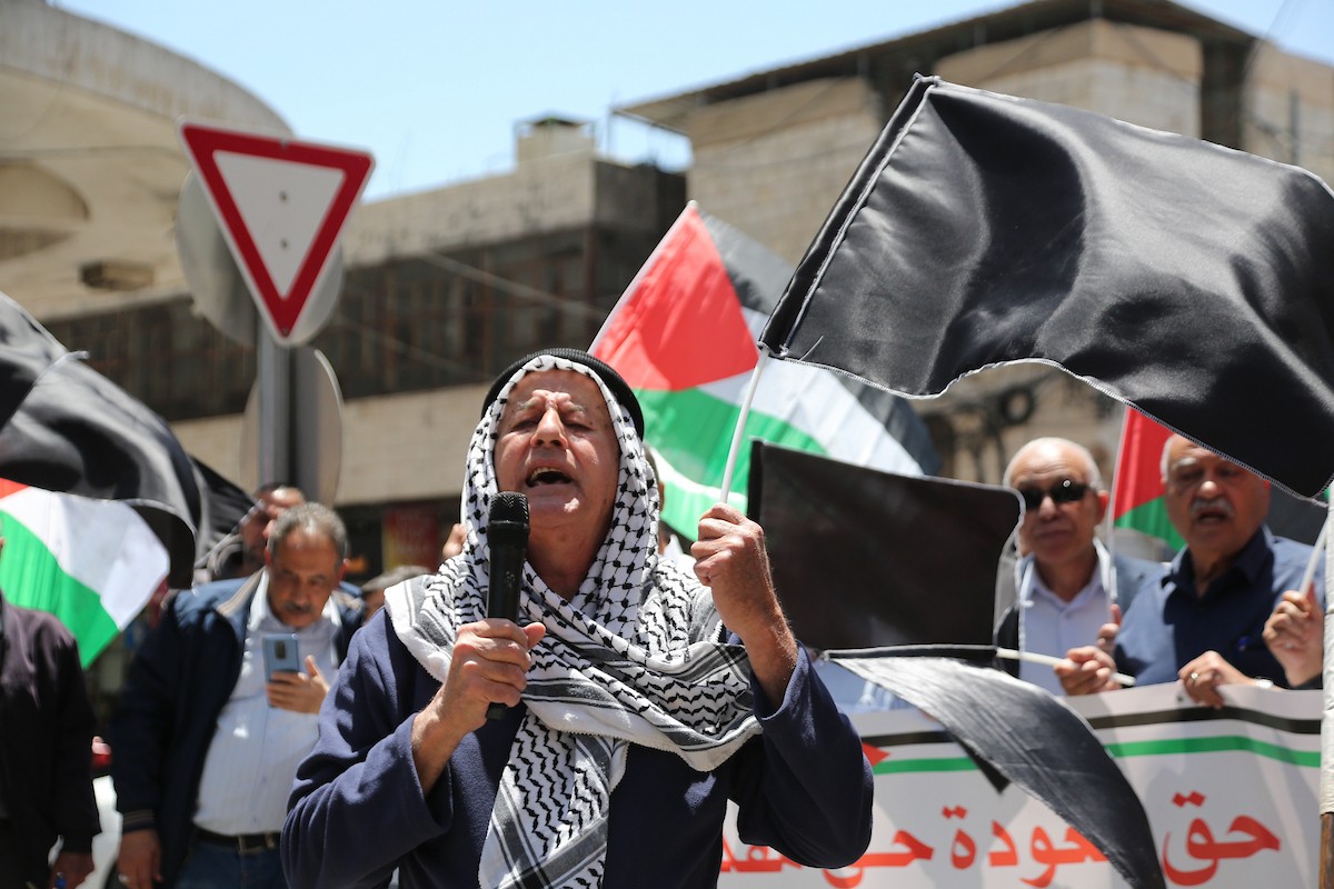 تجمع فلسطينيون في مدينة نابلس بالضفة الغربية، 11 مايو/أيار 2026، حاملين الأعلام الوطنية، خلال فعالية لإحياء  الذكرى الثامنة والسبعين للنكبة الفلسطينية، التي يستذكر فيها الفلسطينيون تهجير مئات الآلاف من ديارهم عام 1948 عقب قيام دولة إسرائيل.(صورة: محمد ناصر)