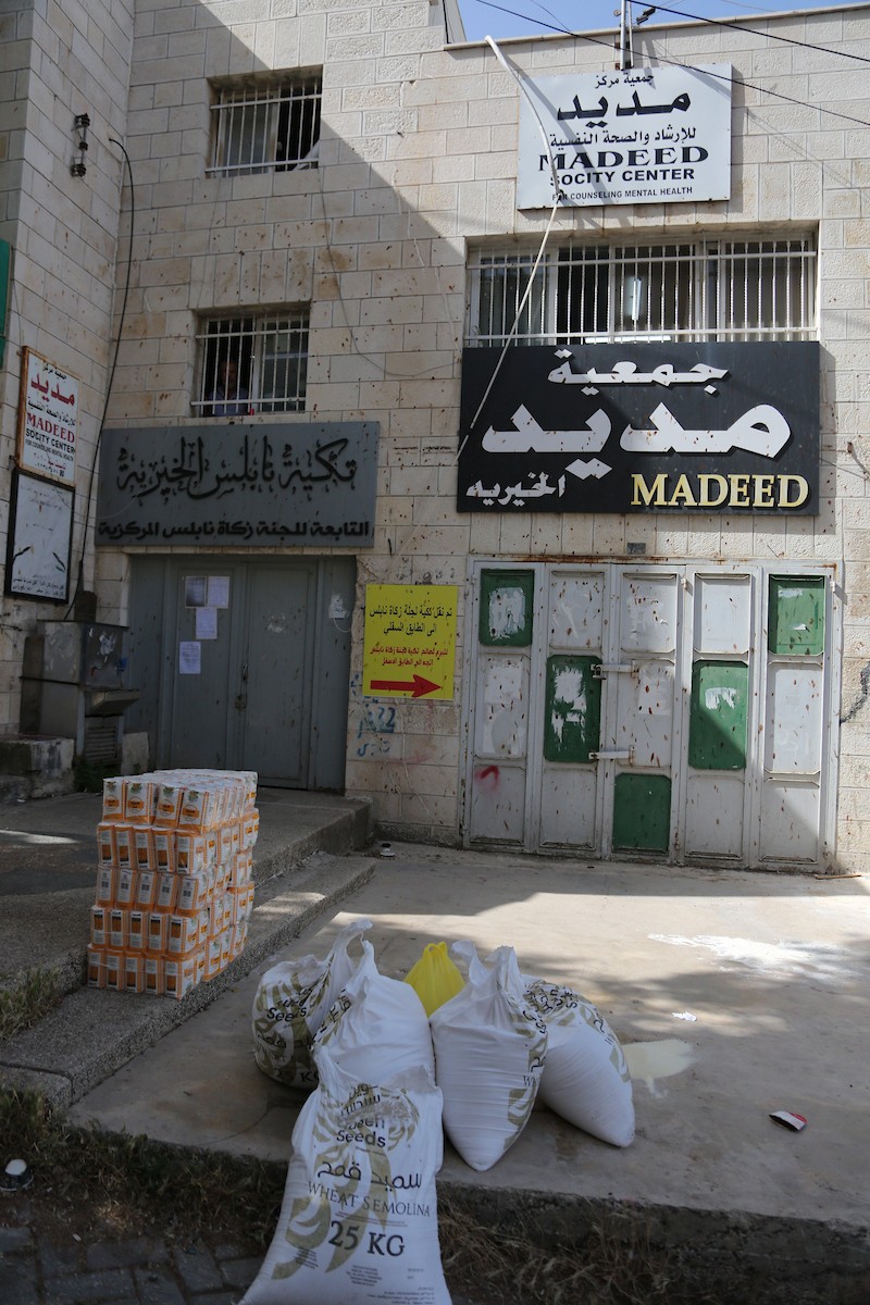فلسطينيون يتفقدون مكتباً تابعاً لجمعية مديد الخيرية بعد مداهمته من قبل قوات الاحتلال الإسرائيلي وإصدار أمر بإغلاقه فوراً، في مدينة نابلس بالضفة الغربية، في 14 أيار/مايو 2026. تصوير: محمد ناصر.