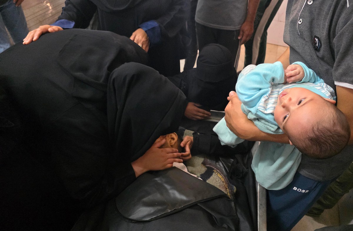 فلسطينيون ينقلون جثمان شاب وعدداً من الجرحى إلى مجمع ناصر الطبي، عقب غارة إسرائيلية استهدفت مجموعة من المدنيين في خان يونس جنوب قطاع غزة، في 18 مايو/أيار 2026. الصورة: طارق محمد