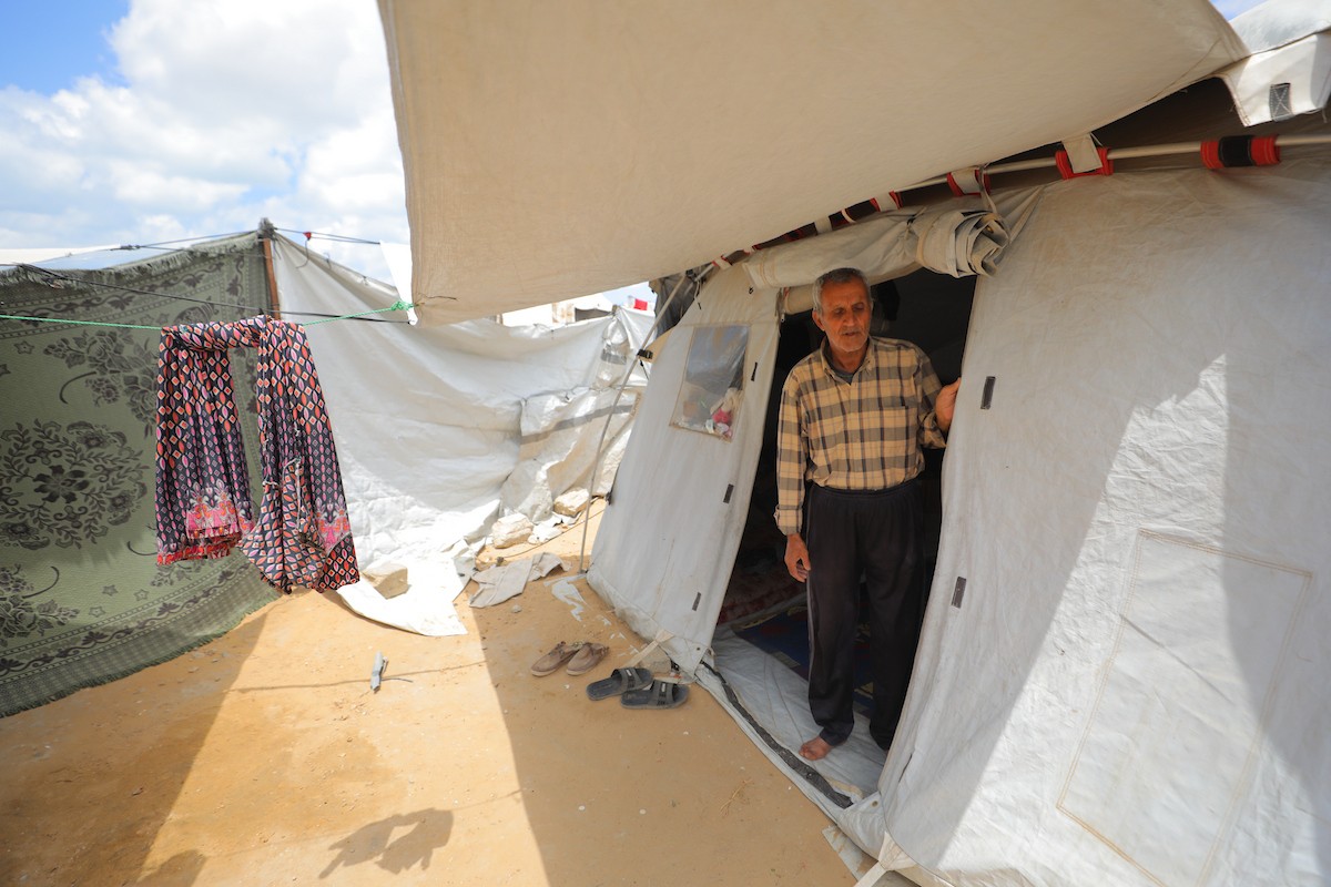 يقضي فلسطينيون نازحون يومهم داخل خيام مهترئة نُصبت بين أنقاض المباني المدمرة في دير البلح وسط قطاع غزة، يوم الإثنين 11 مايو/أيار 2026، في ظل أوضاع إنسانية قاسية وانهيار واسع في مقومات الحياة الأساسية.  (صورة: حسن الجديدي)