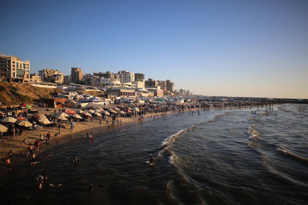 يقضي الفلسطينيون النازحون وقتهم على شاطئ غرب مدينة غزة، في الأول من مايو/أيار 2026، بحثًا عن متنفس من ظروف معيشية قاسية. يلجأ السكان إلى البحر كمتنفس من ضغوط الحياة اليومية(صورة: عمر أشتوي)