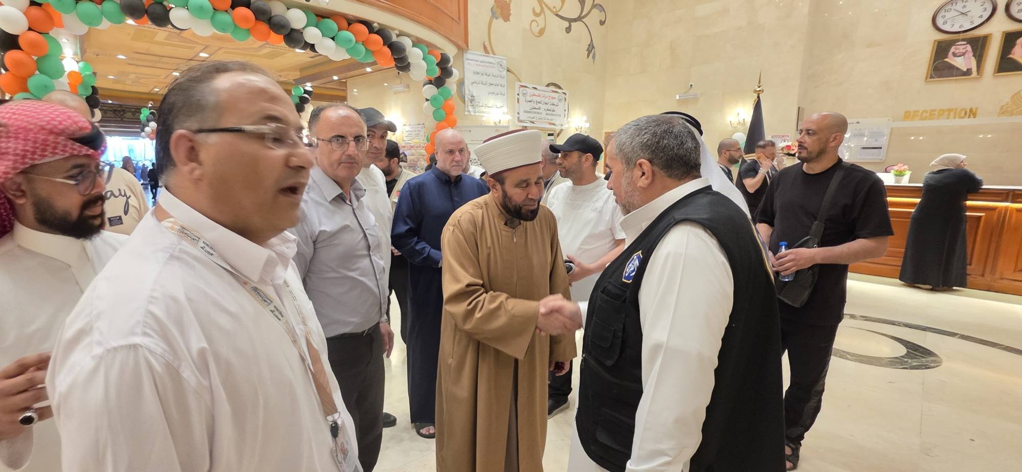 وزير الأوقاف يترأس اجتماع بعثتي الحج في مكة 1.jpg