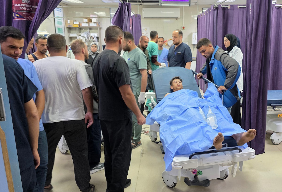 نقل مسعفون فلسطينيون ومدنيون جثمان شهيد وعددًا من الجرحى إلى مجمع ناصر الطبي في مدينة خان يونس جنوب قطاع غزة، عقب غارة إسرائيلية أسفرت عن استشهاد مواطن وإصابة آخرين، 17 أيار/ مايو 2026.تصوير: طارق محمد