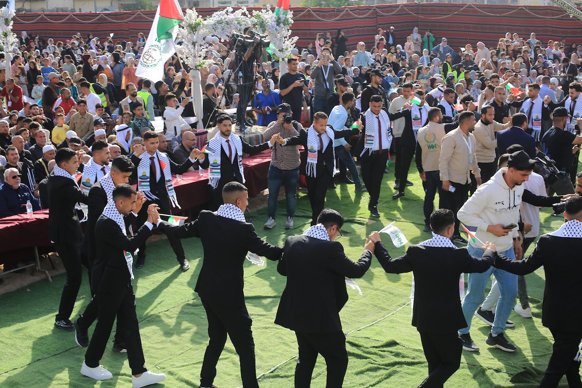 شارك فلسطينيون في مدينة غزة في حفل زفاف جماعي للعرائس والعرسان، نظمته مؤسسة الإغاثة الإنسانية التركية IHH ، 11 مايو/أيار 2026، ضمن مبادرة إنسانية لدعم 50 عريسًا من أبناء الفلسطينيين الذين استشهدوا خلال الحرب.(صورة: بلال أسامة)