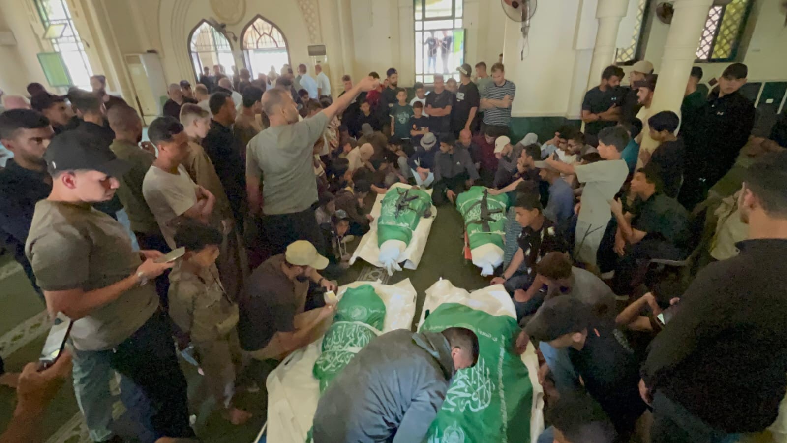 جماهير غفيرة تشيع الشهيد القائد محمد عودة وعائلته في مدينة غزة.jpg