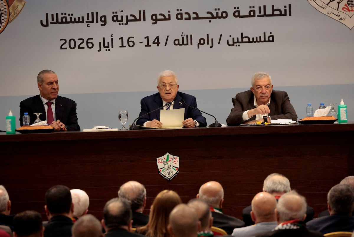 حضر الرئيس الفلسطيني محمود عباس المؤتمر العام الثامن لحركة فتح في رام الله، في 14 مايو/أيار 2026. وقد تمت الموافقة على مشاركة أكثر من 2500 عضو، كما أُعلن عن آلية اتصال مباشر لضمان مشاركة واسعة من الضفة الغربية وقطاع غزة ولبنان ومصر. (صورة: أيمن أمين)