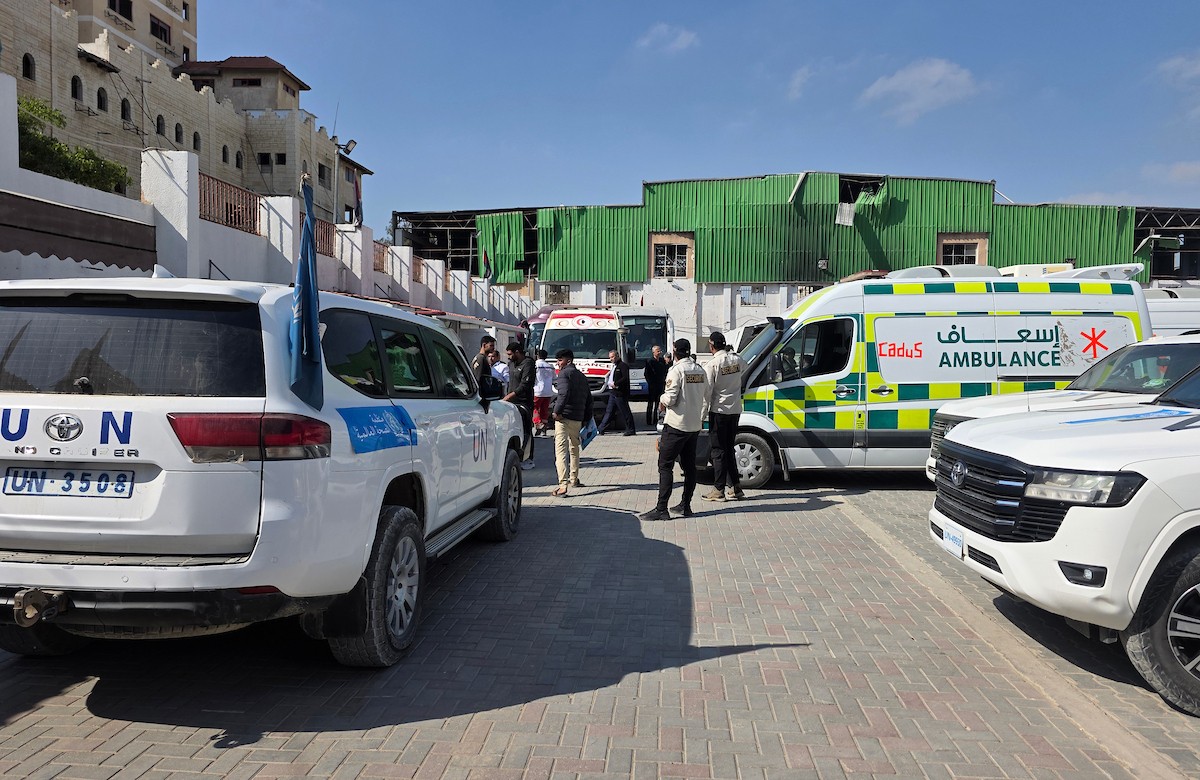 يغادر مرضى وجرحى فلسطينيون، برفقة عائلاتهم، مركزًا تابعًا للهلال الأحمر الفلسطيني في خان يونس، جنوب قطاع غزة، متجهين نحو معبر رفح في 30 أبريل/نيسان 2026.(طارق محمد)
