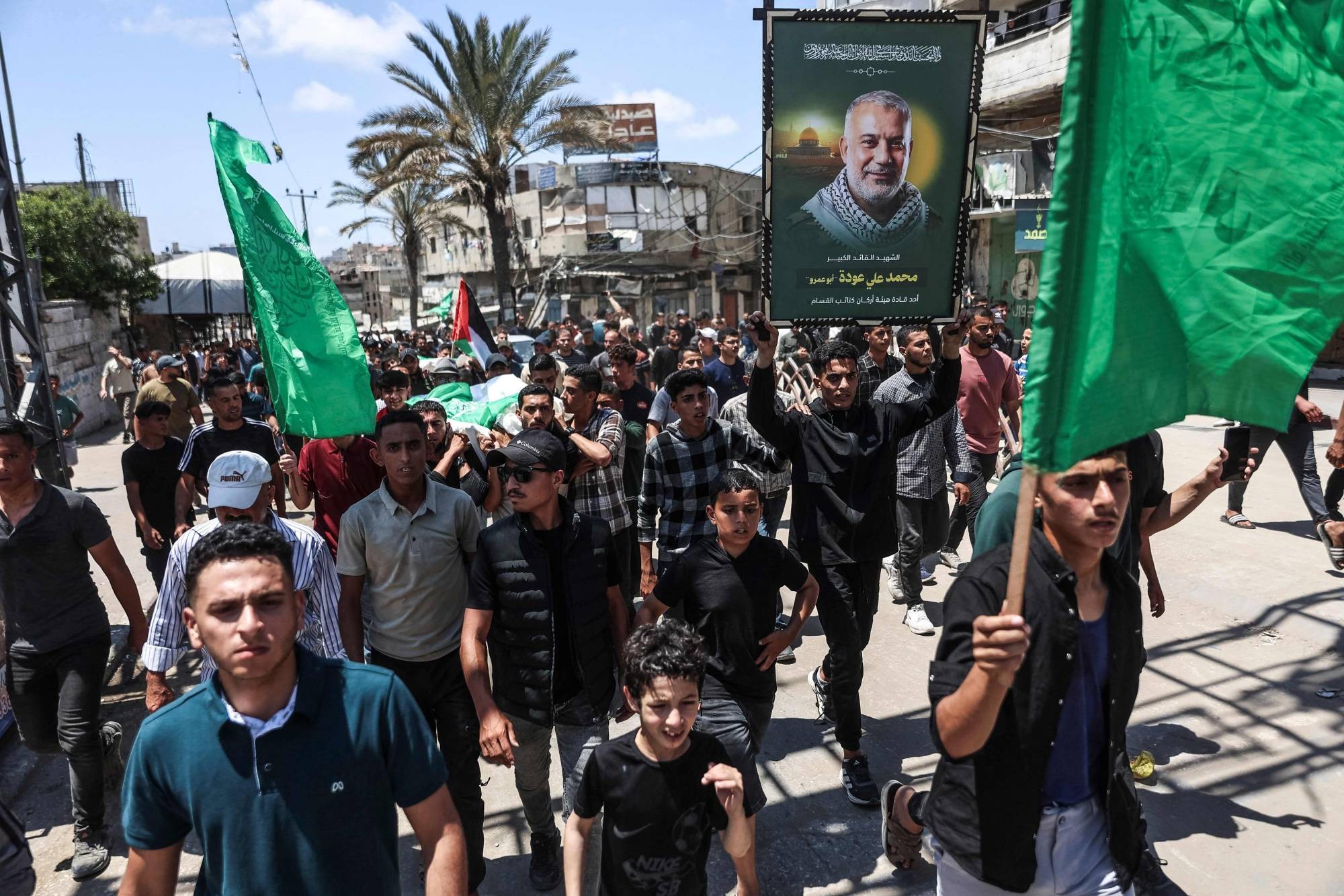 فلسطينيون يحملون جثمان محمد عودة القائد في الجناح العسكري لحركة «حماس» خلال جنازته بمدينة غزة 27 مايو 2026 (أ.ف.ب).jpeg