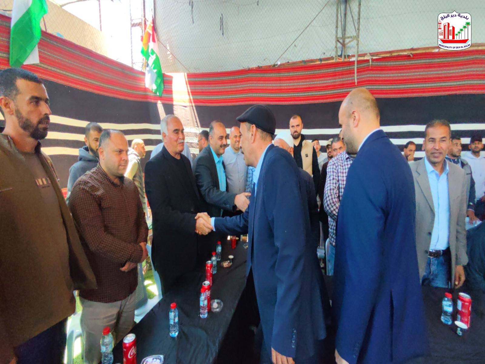 على هامش مراسم تسليم المجلس البلدي المنتخب لإدارة البلدية رئيس البلدية خليل أبو سمرة يتلقى التهاني من المشاركين..jpg