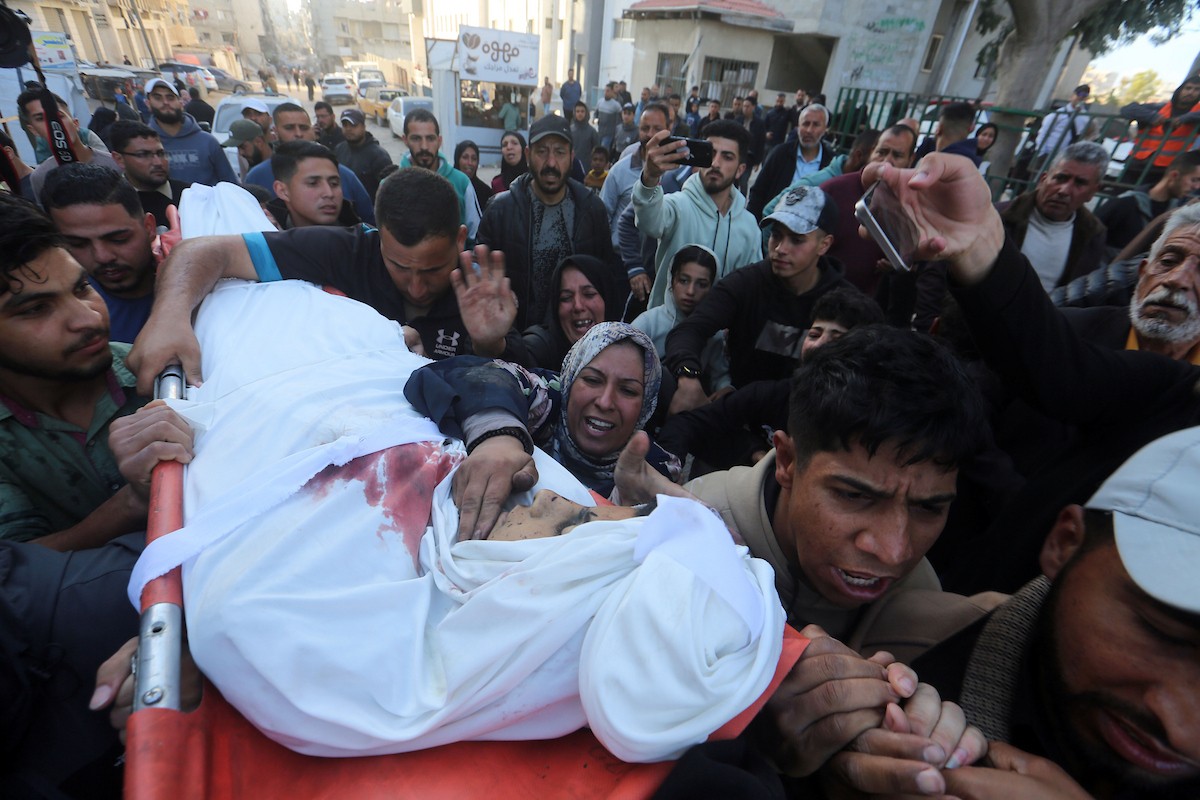 مشيعون يحملون جثمان الطفل الفلسطيني محمود سحويل (15 عاما)  خلال جنازة أقيمت في مستشفى الشفاء بمدينة غزة، 5 مايو/أيار 2026. استشهد الطفل في غارة إسرائيلية استهدفت نقطة تفتيش تابعة للشرطة في حي النصر، غرب غزة. (صورة: بلال أسامة)