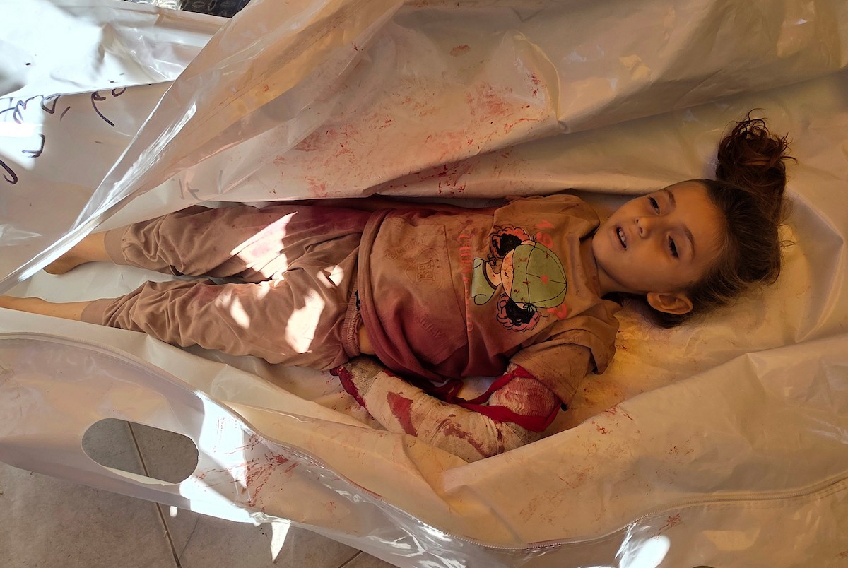 فلسطينيون يودعون طفلاً وامرأة قُتلا في غارة إسرائيلية استهدفت مخيم الغيث في مواسي خان يونس جنوب قطاع غزة في 25 مايو/أيار 2026. صورة: طارق محمد