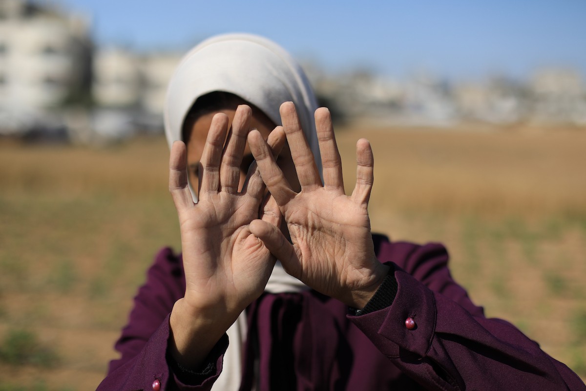 في مخيم البريج وسط قطاع غزة، تعمل الفلسطينية سلامة القريناوي، البالغة من العمر 25 عاماً، في أرض زراعية بتاريخ 7 مايو/أيار 2026، بعدما أجبرتها الحرب على ترك دراستها والبحث عن مصدر رزق لإعالة أسرتها.الصورة: حسن الجديدي
