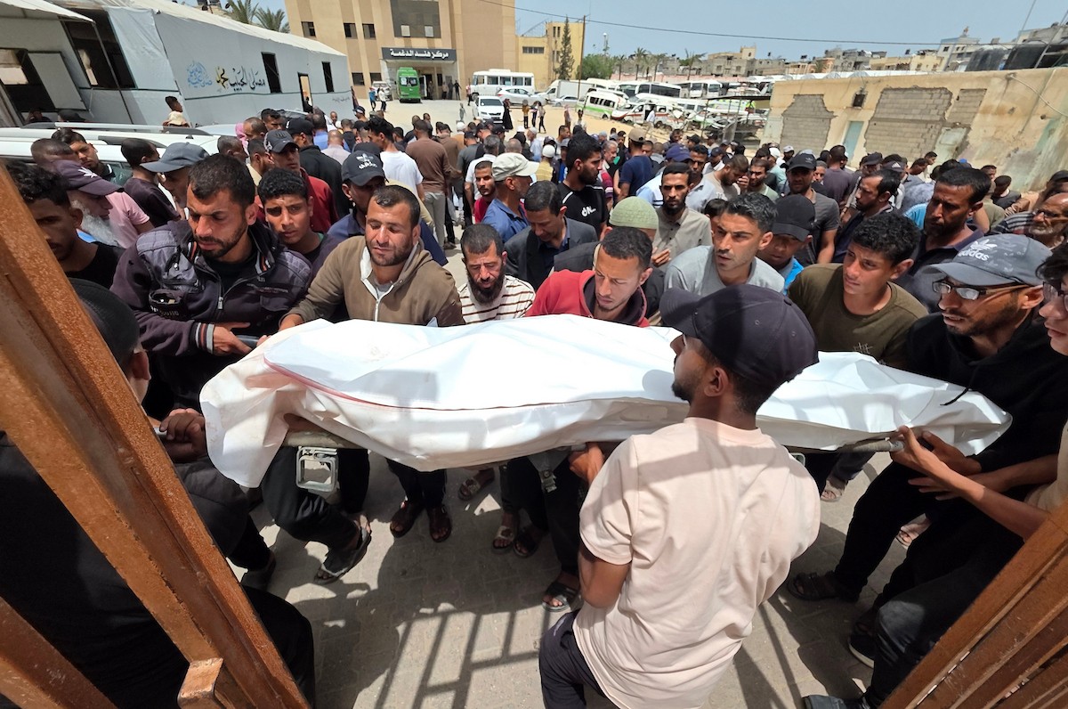 ودّع فلسطينيون جثمان أحمد أبو مصطفى في مجمع ناصر الطبي في خان يونس جنوب قطاع غزة في 17 مايو/أيار 2026، بعد استشهاده في غارة إسرائيلية على وسط خان يونس. (صورة: طارق محمد)