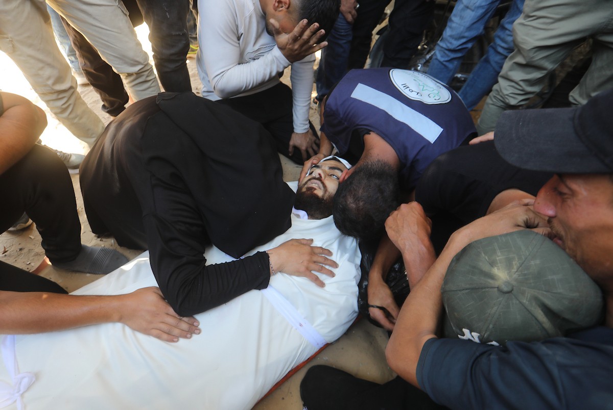 مشيعون يتفاعلون خلال جنازة رجال شرطة قُتلوا في غارة إسرائيلية على موقع عسكري، في مستشفى الشفاء بمدينة غزة في 23 مايو/أيار 2026. صورة: بلال أسامة