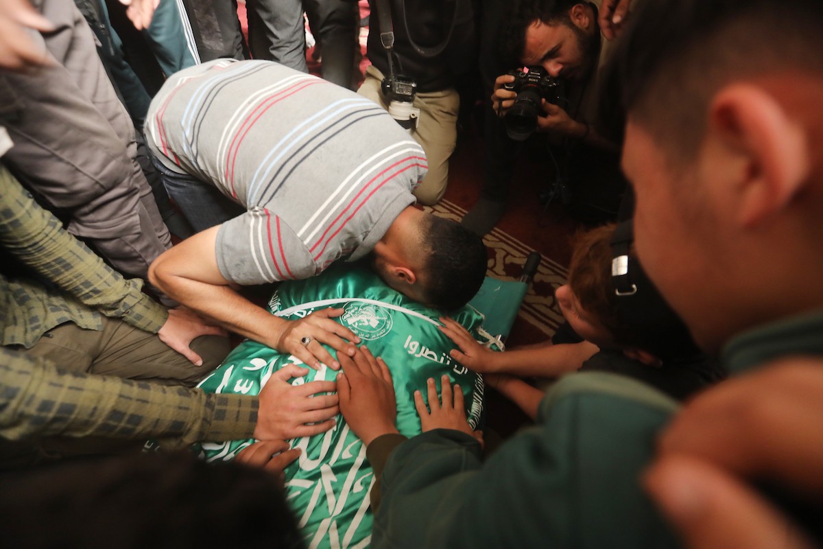 مشيعون يحملون جثمان قائد الجناح العسكري لحركة حماس، عز الدين الحداد، خلال جنازته في مدينة غزة، بعد اغتياله في غارة إسرائيلية استهدفته مساء الجمعة. غزة، 16 مايو/أيار 2026. تصوير: بلال أسامة