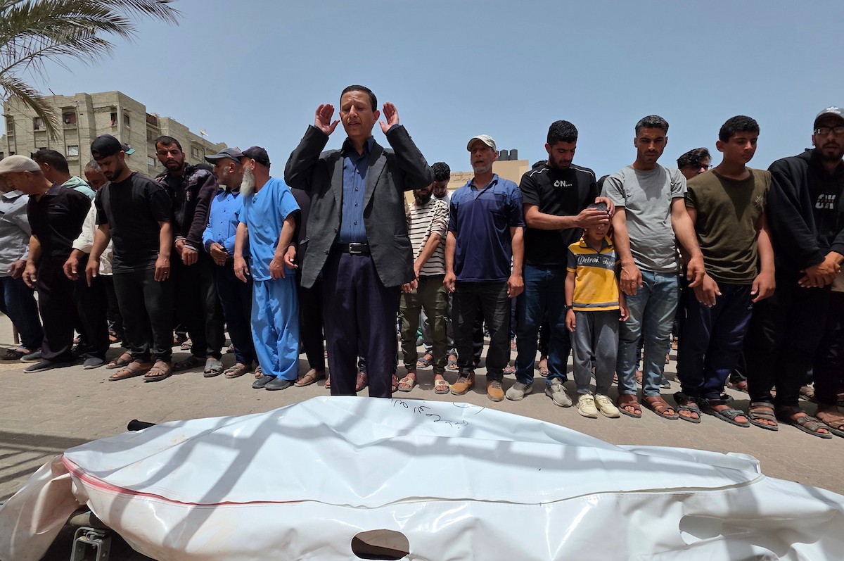 فلسطينيون يودّعون جثمان الشهيد أحمد أبو مصطفى في مجمع ناصر الطبي بخان يونس، بعد استشهاده في غارة إسرائيلية على وسط المدينة، 17 أيار/ مايو 2026. تصوير: طارق محمد