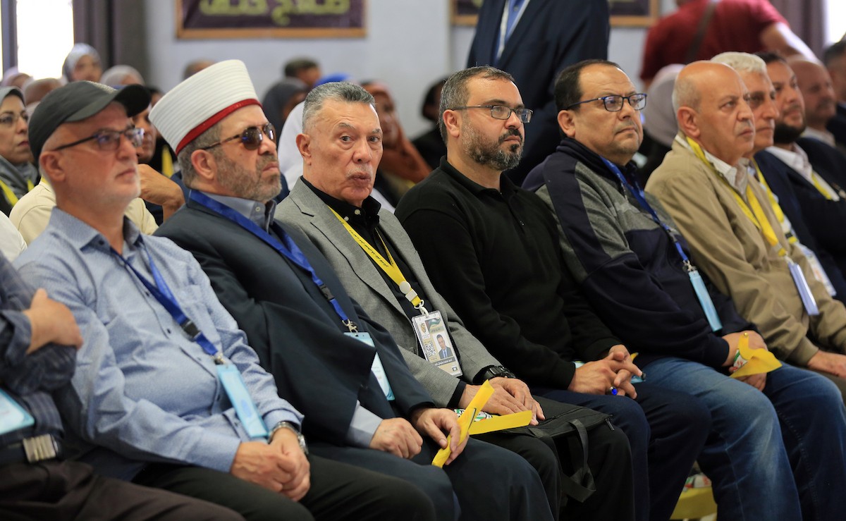 فلسطينيون يحضرون افتتاح المؤتمر الثامن لحركة التحرير الوطني الفلسطيني “فتح” في مدينة غزة، في 14 أيار/مايو 2026، وسط ترتيبات لانتخاب اللجنة المركزية والمجلس الثوري وتجديد هياكل قيادة الحركة. تصوير: بلال أسامة.