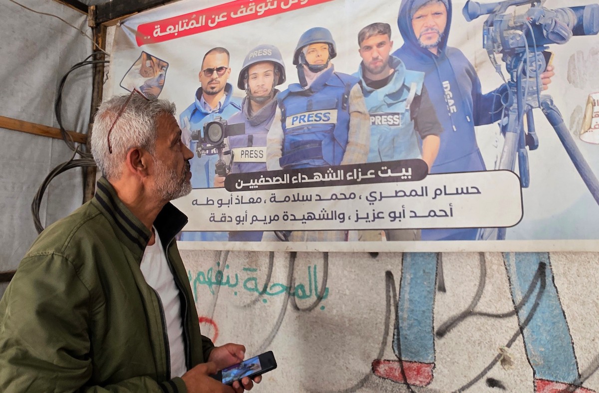 في الثالث من مايو/أيار 2026، أحيا أفراد عائلة الصحفي الفلسطيني حسام المصري ذكرى حياته وعمله داخل الخيمة التي لجأوا إليها في خان يونس، جنوب قطاع غزة، بمناسبة اليوم العالمي لحرية الصحافة (صورة: طارق محمد)