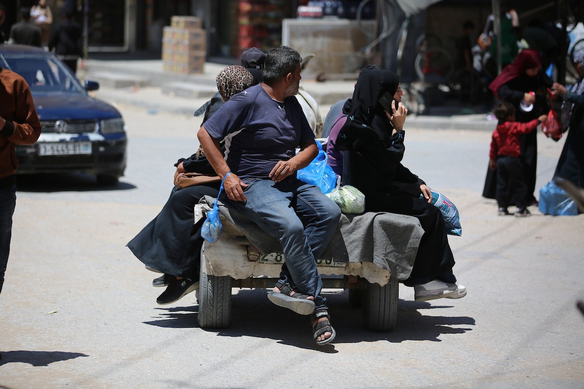 في العاشر من مايو/أيار 2026، وقف فلسطينيون على جانب أحد شوارع مخيم النصيرات للاجئين وسط قطاع غزة، بانتظار وسيلة نقل تقلّهم إلى وجهاتهم، في مشهد يومي يلخّص جانبًا من معاناة السكان تحت وطأة أزمة الوقود وارتفاع تكاليف المواصلات.(الصورة: حسن الجديدي)