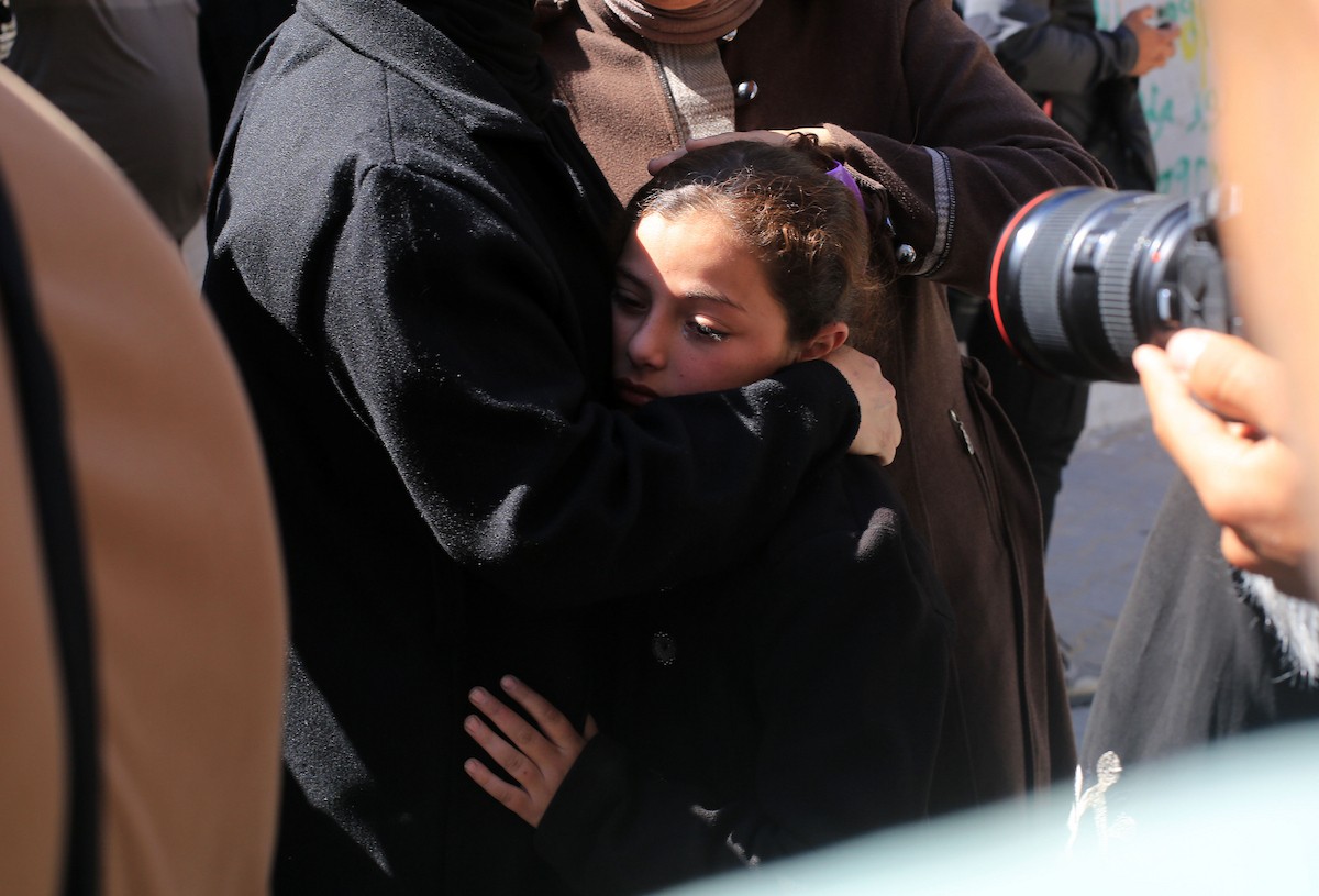 ودّع فلسطينيون جثامين ثلاثة فلسطينيين في مستشفى الشفاء بمدينة غزة، في 7 مايو/أيار 2026. وكانوا قد استشهدوا في الليلة السابقة في غارة إسرائيلية استهدفت مجموعة من المدنيين قرب خيامهم في حي الزيتون، شرق غزة. (صورة: بلال أسامة)