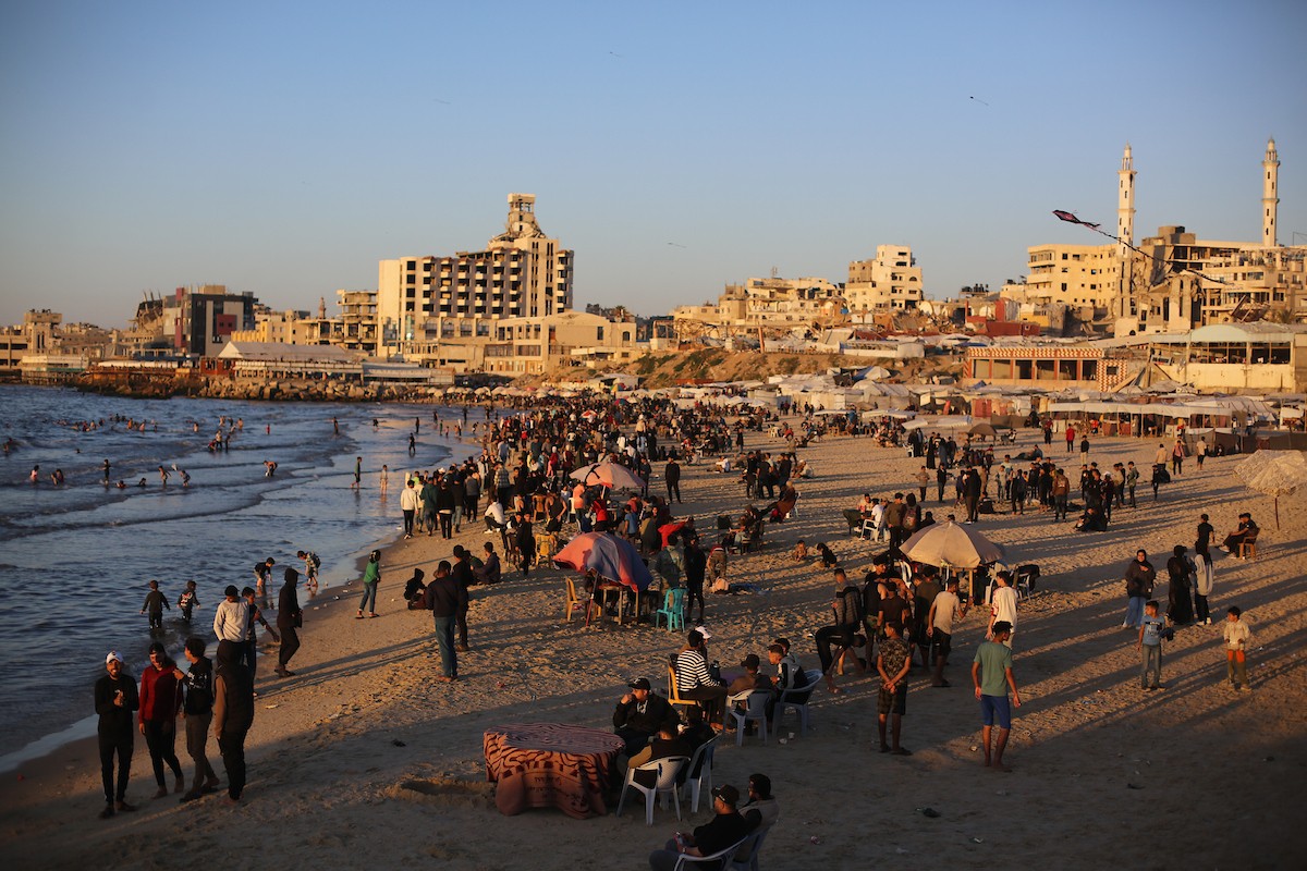 يقضي الفلسطينيون النازحون وقتهم على شاطئ غرب مدينة غزة، في الأول من مايو/أيار 2026، بحثًا عن متنفس من ظروف معيشية قاسية. يلجأ السكان إلى البحر كمتنفس من ضغوط الحياة اليومية(صورة: عمر أشتوي)