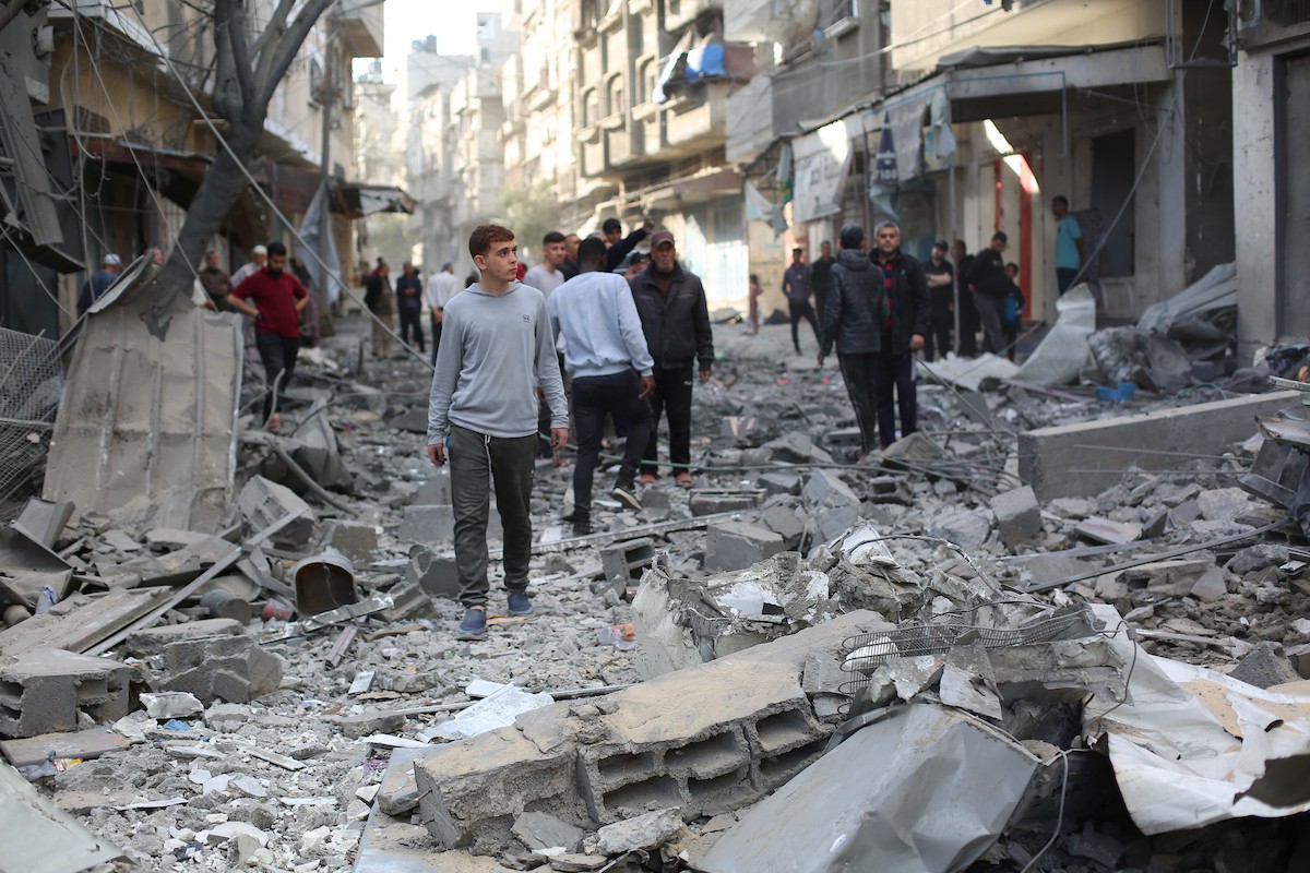 فلسطينيون يتفقدون منازلهم المدمرة عقب غارة جوية إسرائيلية ليلية على مخيم المغازي للاجئين وسط قطاع غزة، في 21 مايو/أيار 2026. الصورة: حسن الجديدي.
