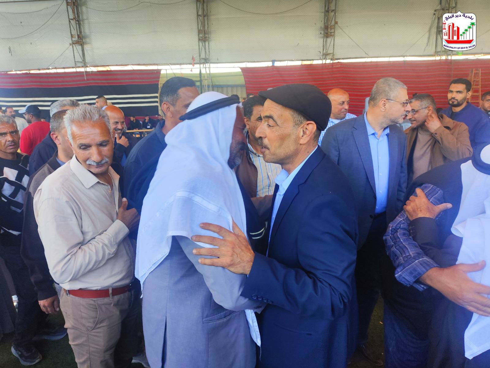 على هامش مراسم تسليم المجلس البلدي المنتخب لإدارة البلدية رئيس البلدية خليل أبو سمرة يتلقى التهاني من المشاركين...jpg