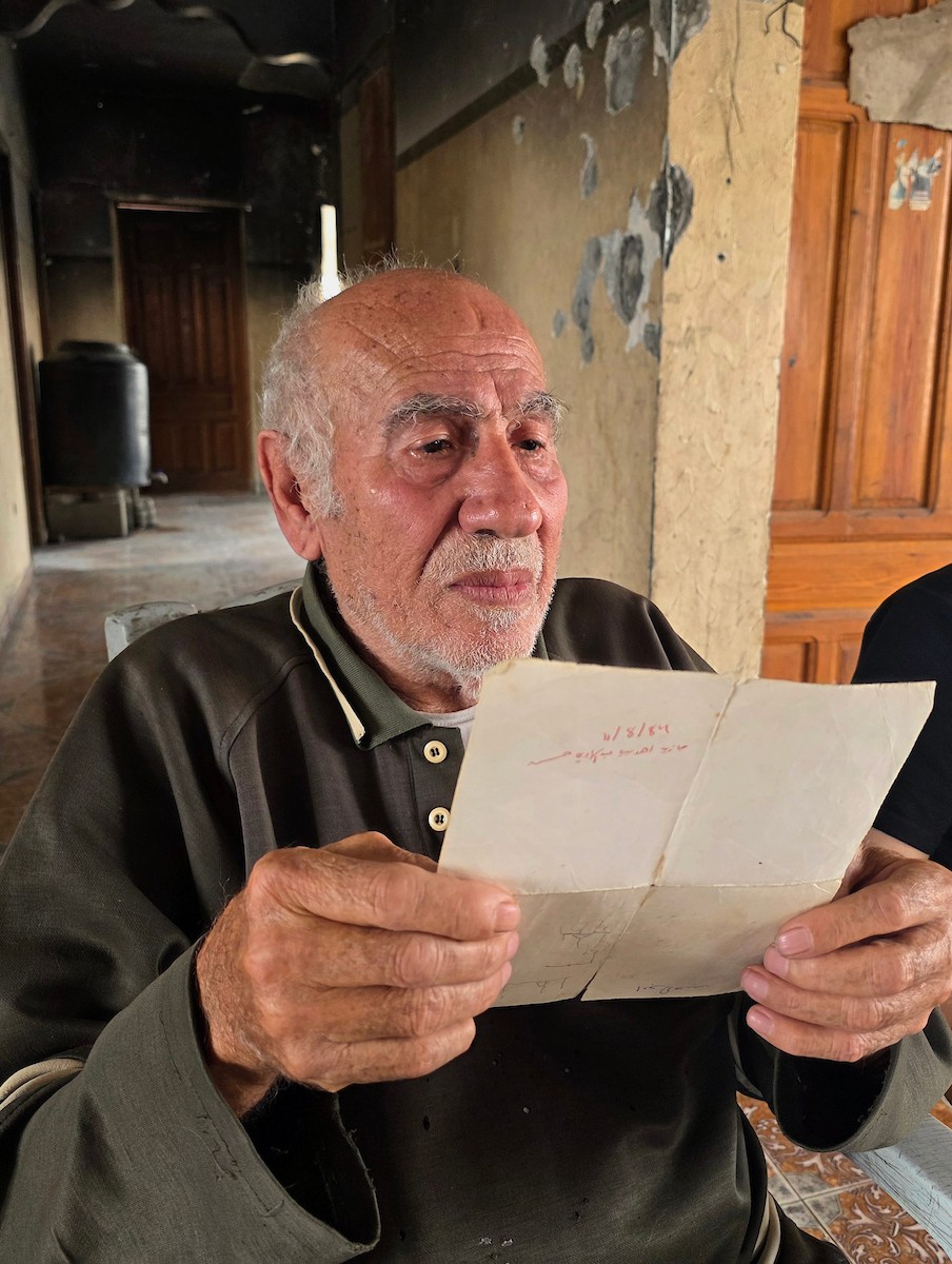 الفلسطيني المسن عبد الرحمن أبو شمالة، أحد شهود نكبة عام 1948، يجلس داخل منزله المتضرر بشدة في خان يونس جنوب قطاع غزة، في 14 أيار/مايو 2026، مستعيداً ذكرى نزوحه من قرية بيت دراس قبل 78 عاماً. تصوير: طارق محمد.