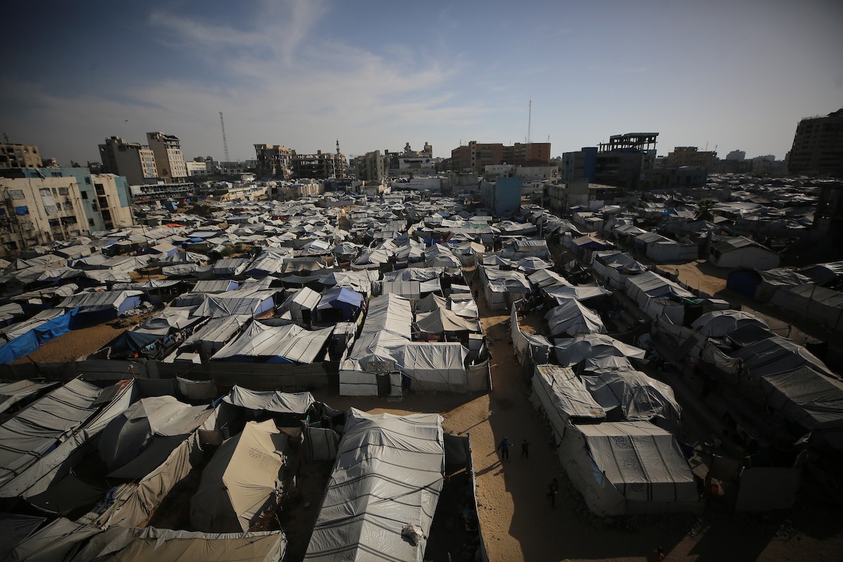 تُظهر صور عامة خيامًا مكتظة تؤوي فلسطينيين نازحين غرب مدينة غزة،  10 أيار/ مايو 2026، حيث يعيش آلاف السكان في ظروف إنسانية قاسية وسط نقص حاد في الخدمات الأساسية ومقومات الحياة اليومية.(صورة: عمر أشتوي)