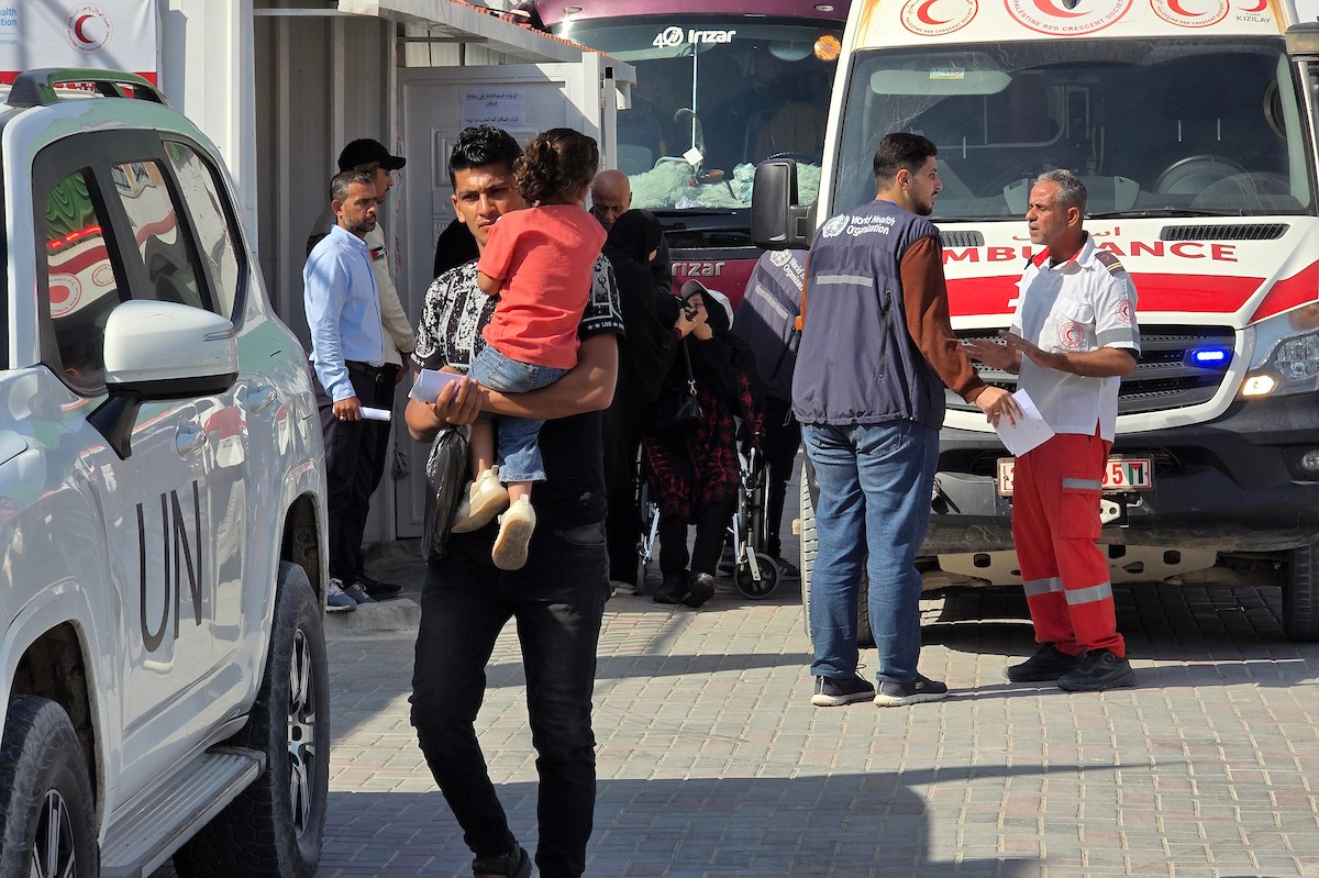 يغادر مرضى وجرحى فلسطينيون، برفقة ذويهم، مقر الهلال الأحمر الفلسطيني في خان يونس جنوب قطاع غزة في 10 مايو/أيار 2026، متجهين نحو معبر رفح لتلقي العلاج في الخارج. (صورة: طارق )