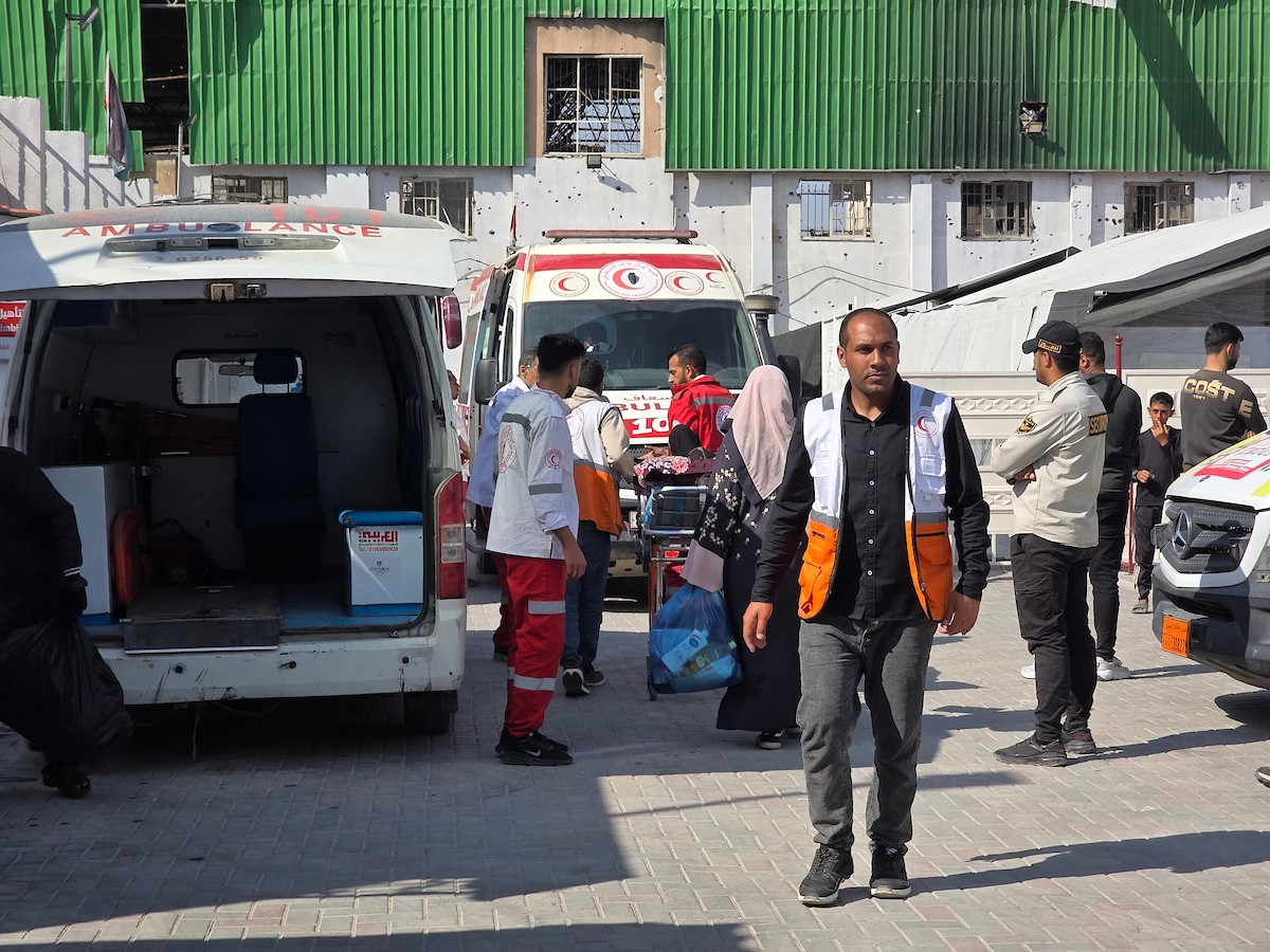 يغادر مرضى وجرحى فلسطينيون، برفقة عائلاتهم، مركزًا تابعًا للهلال الأحمر الفلسطيني في خان يونس، جنوب قطاع غزة، متجهين نحو معبر رفح في 30 أبريل/نيسان 2026.(طارق محمد)