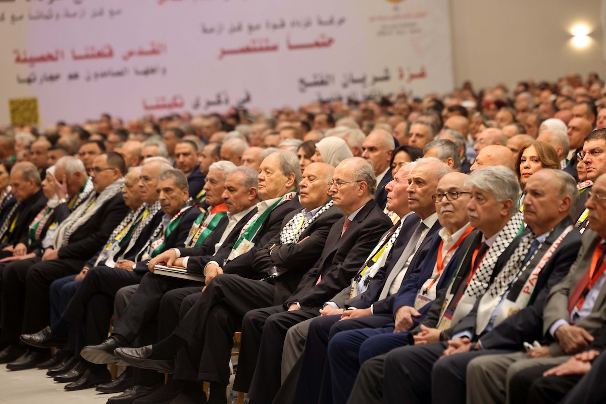 الرئيس الفلسطيني محمود عباس يحضر المؤتمر العام الثامن لحركة فتح في رام الله، بالضفة الغربية، في 14 مايو/أيار 2026. وقد تمت الموافقة على مشاركة أكثر من 2500 عضو، كما أُعلن عن آلية اتصال مباشر لضمان مشاركة واسعة من الضفة الغربية وقطاع غزة ولبنان ومصر. (صورة: ثائر غنايم)
